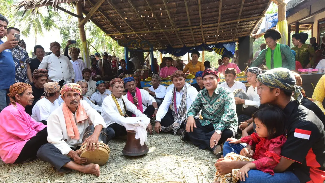 Wakil Gubernur Jabar Uu Ruzhanul Ulum saat menghadiri upacara adat Nyuguh di Kampung Adat Kuta