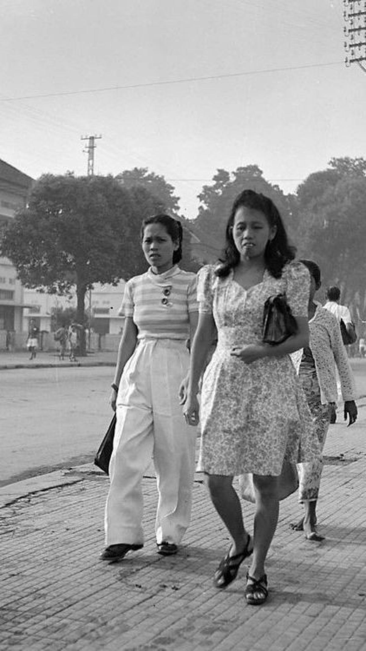 "Pemandangan Jalan Malioboro di Yogyakarta dipenuhi pejalan kaki, pengendara sepeda, dan mobil," demikian dikutip dari keterangan unggahan.