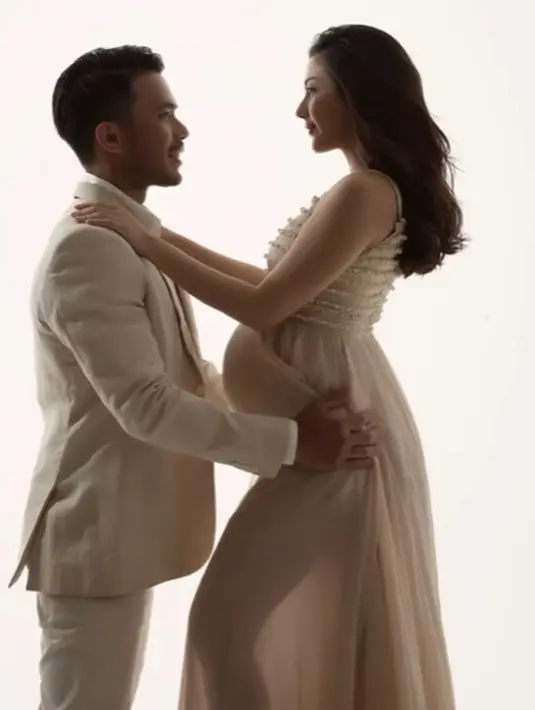 Sontak gaya sopan maternity shoot Jessica Mila di sini banjir pujian dari netizen. [Foto: Instagram/jscmila]