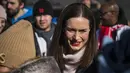 Usai 16 tahun hidup bersama, Marin dan sang suami yang mantan pesepak bola menikah di kediaman resmi perdana menteri pada tahun 2020 selama jeda penguncian covid-19 di Finlandia. (Photo by Jonathan NACKSTRAND / AFP)