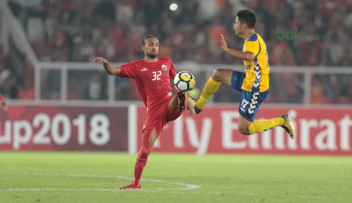 Aksi Pemain Persija Jakarta, Rohit Chand (kiri) menghalau bola dari pemain Tampines Rovers pada laga Piala AFC 2018 di Stadion Utama GBK, Senayan, Jakarta (28/2/2018). Persija menang 4-1. (Bola.com/Nick Hanoatubun)