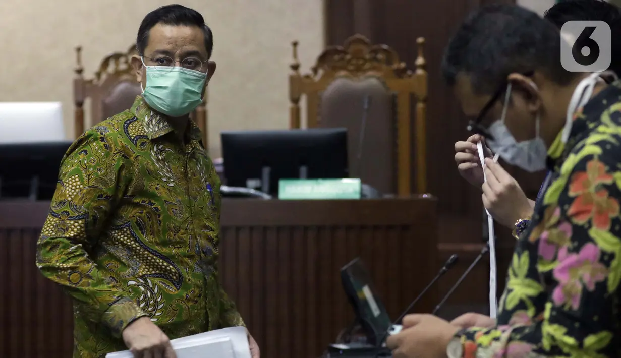 Terdakwa kasus korupsi Bantuan Sosial (Bansos) Covid-19 yang juga mantan Menteri Sosial Juliari Batubara saat jeda sidang di Pengadilan Tipikor, Jakarta, Senin (10/5/2021). Sidang lanjutan tersebut beragendakan mendengar keterangan empat orang saksi. (Liputan6.com/Helmi Fithriansyah)