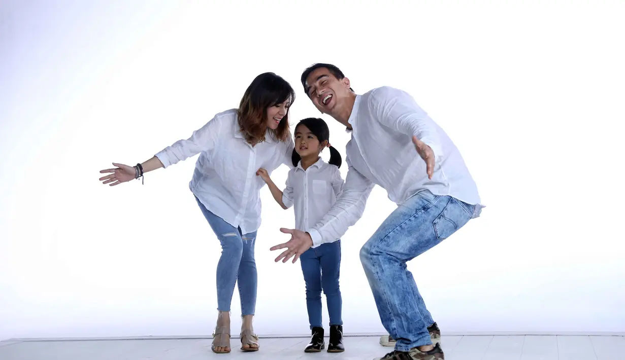 Kesibukan syuting yang dilakukan Joe membuat dirinya harus mengorbankan waktu bersama keluarga. Ketika memiliki sedikit waktu luang, pastinya diberikan Joe untuk anak dan istrinya. (Nurwahyunan/Bintang.com)