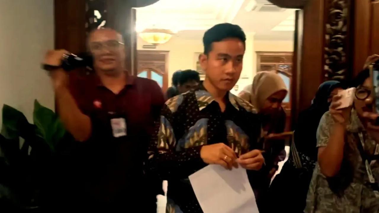 Terkait hal itu, ia meminta awak media untuk mencari lokasi dirinya melakukan pengurusan SKCK.<br><br>