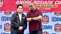 Ketua PSSI, Erick Thohir, bersama penasihat Semen Padang, Andre Rosiade. (Bola.com/Dok.Istimewa).
