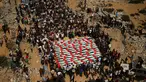 Warga Palestina berkumpul di sekitar jenazah warga Palestina yang tewas dalam serangan Israel selama perang dengan Hamas setelah ditemukan dari bawah reruntuhan bangunan, dalam prosesi pemakaman di Kota Gaza, Kamis (1/10/2026). Jenazah yang ditutupi bendera Palestina tersebut diiringi keluarga dan warga dalam suasana duka. (AP Photo/Yousef Al Zanoun)