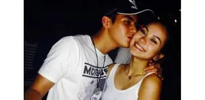 Al Ghazali kembali membuat patah hati penggemar wanita, kemarin Al mengunggah fotonya yang sedang mencium pipi seorang perempuan.