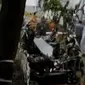 Pesawat tujuan Kota Ranchi ini menabrak dinding di Distrik Dwarka, kemudian terbakar dan jatuh.