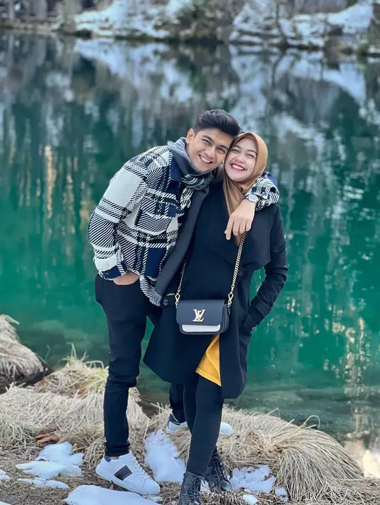 Tampilan serba hitam dengan dress mustard dan hijab cokelat yang memberi penyegaran agar gaya all-black jadi tak membosankan (Foto: Instagram @teukuryantr)