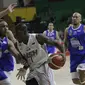 Pebasket NSH Jakarta, Anthony Simpson, berusaha melewati pemain Satria Muda, Alexandrod Lowhorn, pada laga semi final IBL 2019 di GMSB Kuningan, Jakarta, Minggu (10/3). Satria Muda menang 72-48 atas NSH Jakarta. (Bola.com/M Iqbal Ichsan)