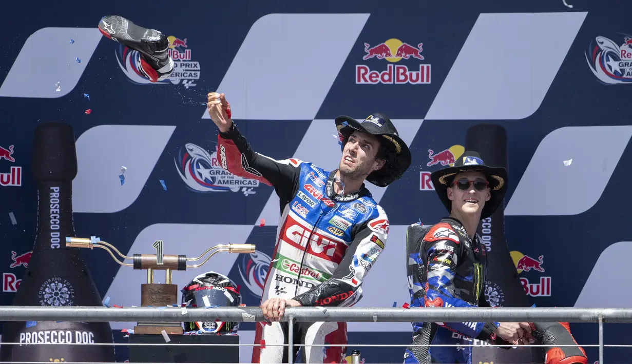 Pebalap LCR Honda, Alex Rins merayakan kemenangan saat MotoGP Amerika 2023 yang berlangsung di Circuit of the Americas, Texas, Amerika Serikat, Senin (17/04/2023) dini hari WIB. (AP Photo/Darren Abato)