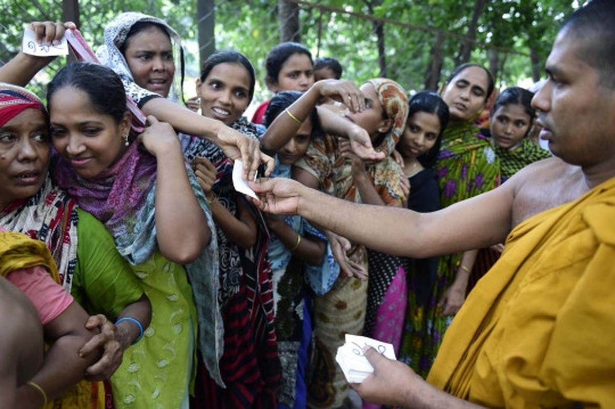 Momen langka, biksu di Bangladesh bagi-bagi takjil ke muslim