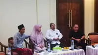 Pegiat medsos Eko Kuntadhi meminta maaf di Ponpes Lirboyo atas unggahannya yang menghina Ning Imaz dan dianggap menghina tafsir Al-Qur'an. (Foto: Istimewa)