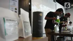 Penyaji kopi (barista) muda saat mengikuti ajang perlombaan meracik secara manual di Pusat Pelatihan Kerja Daerah (PPKD), Jakarta, Selasa (9/1/2024). (merdeka.com/Imam Buhori)