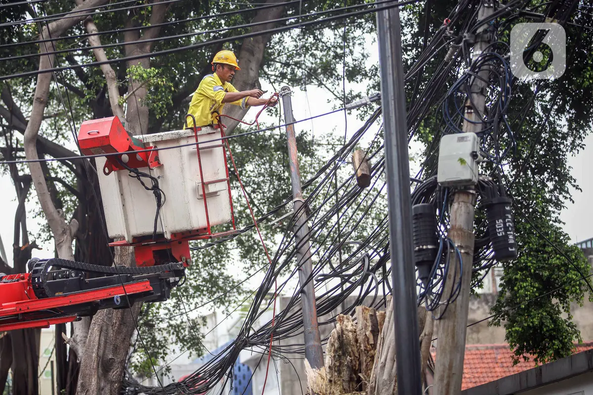 FOTO: Penataan Kabel Semrawut di Kawasan Wahid Hasyim