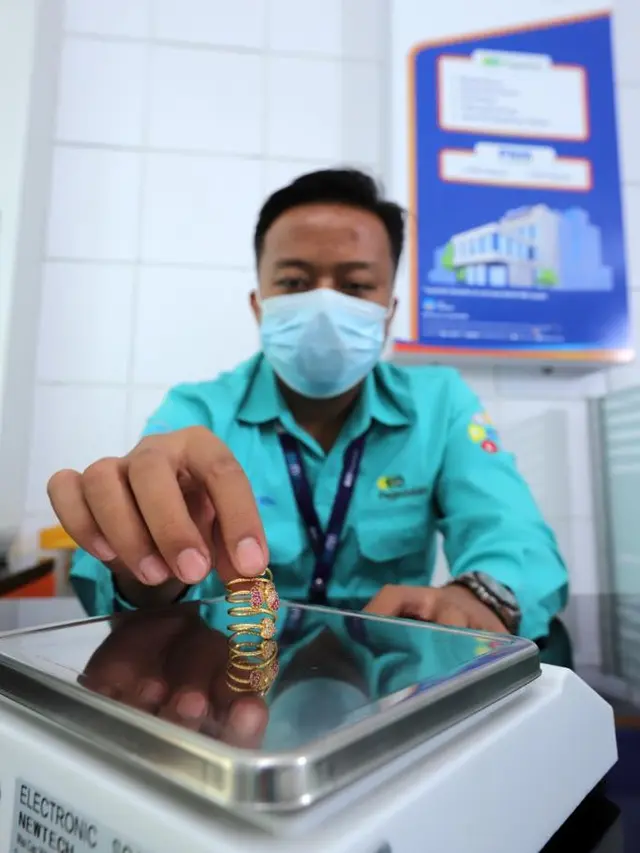 Petugas di Sentra Layanan Ultra Mikro (Senyum)