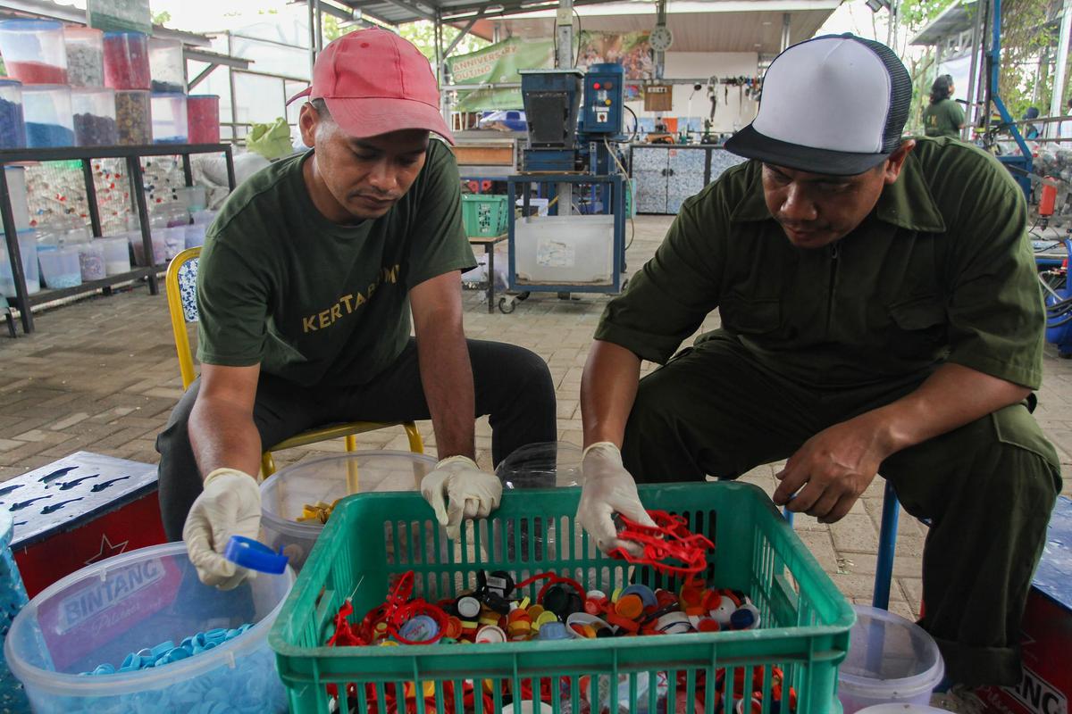 FOTO: Potret Pengolahan Sampah Plastik di Bank Sampah Kertabumi