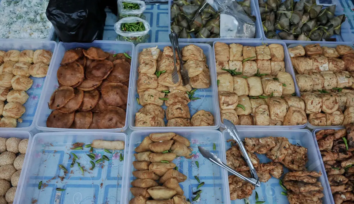 Sejumlah makanan pembuka yang dijual di Pasar Takjil Benhil, Jakarta, Selasa, (1/7/14). (Liputan6.com/Johan Tallo)