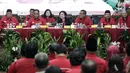 Ketum PDIP Megawati Soekarnoputri saat menghadiri acara pengumuman nama pasangan cagub-cawagub PDIP di Kantor DPP PDIP, Jakarta, Minggu (17/11). Megawati mengumumkan pasangan cagub-cawagub Riau, Sultra, NTT dan Maluku . (Liputan6.com/Faizal Fanani)