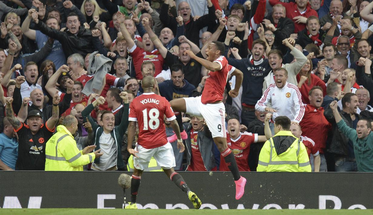 Anthony Martial. Striker asal Prancis yang baru saja resmi dipinjamkan MU ke Sevilla ini didatangkan ke Old Trafford pada awal musim 2015/2016. Ia langsung mencetak 1 gol di laga debutnya di pekan ke-5 Liga Inggris melawan Liverpool, (12/9/2015) yang berujung kemenangan 3-1. (AFP/Oli Scarff)