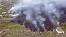 Gambar dari video lava terlihat setelah letusan gunung berapi di La Palma, Spanyol (20/9/2021). Lava menghancurkan segala sesuatu di jalurnya tetapi evakuasi segera membantu menghindari korban setelah letusan hari Minggu. (OVERON via AP)