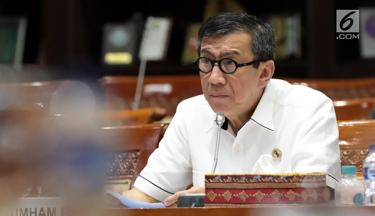 Menkumham Yasonna Laoly mengikuti rapat kerja dengan Komisi III DPR di kompleks Parlemen, Jakarta,  Rabu (6/3). Rapat membahas pengajuan kewarganegaraan RI dari pesepakbola asal Nigeria, Godstime Ouseloka Egwuatu. (Liputan6.com/Johan Tallo)
