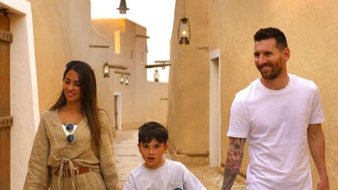 Kebersamaan keluarga Messi ini mencuri perhatian. Pemain asal Argentina ini mengajak istri dan anaknya ke Diriyah.