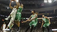 Giannis Antetokounmpo (kiri) menerobos pertahanan Celtics pada laga NBA (AP)