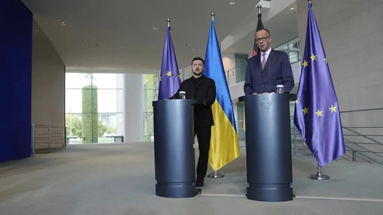 Kanselir Jerman Friedrich Merz dan Presiden Ukraina Volodymyr Zelenskyy dalam konferensi pers di kantor kanselir di Berlin, Rabu (28/5/2025).