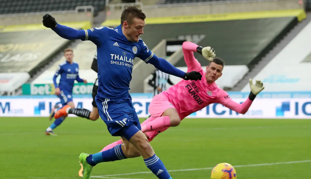 Striker Leicester City, Jamie Vardy melepaskan tendangan ke gawang Newcastle United yang dikawal Karl Darlow  dalam laga lanjutan Liga Inggris 2020/21 pekan ke-17 di St James'Park, Minggu (3/1/2021). Leicester City menang 2-1 atas Newcastle United. (AFP/Lee Smith/Pool)