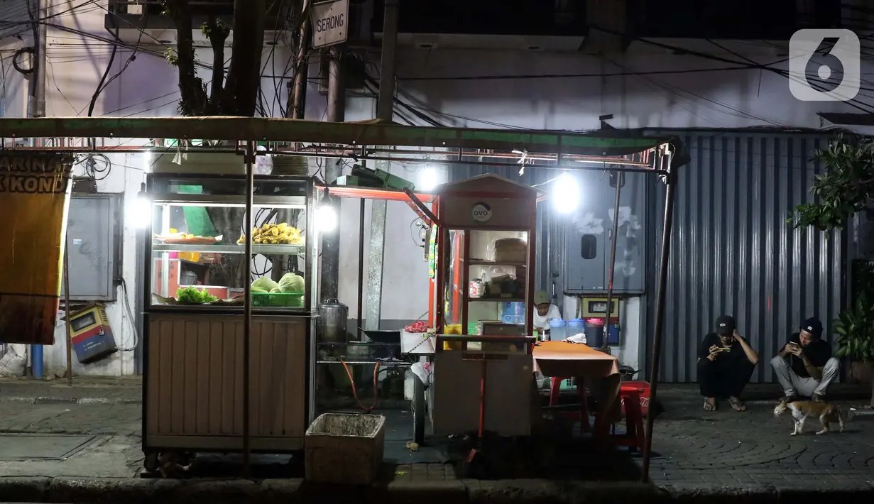 Suasana lapak salah satu pedagang di Jalan H. Agus Salim atau kawasan Sabang, Jakarta, Selasa (7/4/2020). Pemprov DKI Jakarta bakal menetapkan status Pembatasan Sosial Berskala Besar (PSBB) per Jumat, 10 April 2020 mendatang. (Liputan6.com/Helmi Fithriansyah)