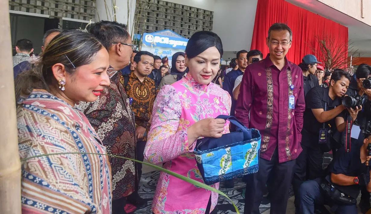 Ketua Dewan Komisioner Otoritas Jasa Keuangan (OJK Friderica Widyasari Dewi didampingi   Presiden Direktur BCA Gregory Hendra Lembong menyaksikan produk tas saat  kegiatan BCA UMKM Fest 2026 di Indonesia Arena, Senayan, Jakarta, Jumat, 21 Agustus 2026. (KLY/ Arie Basuki)