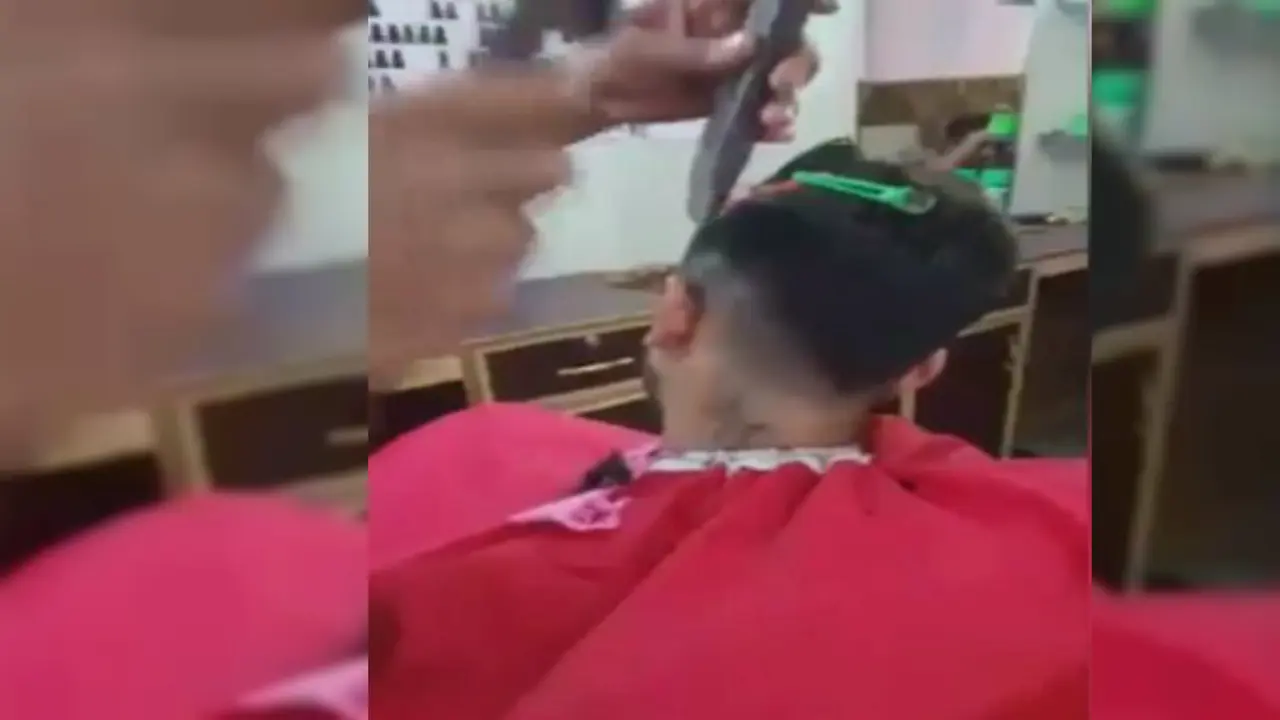 Cukur dengan palu dan pisau tajam. (Screen Grab)