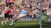 Pemain Manchester City, Erling Haaland berusaha mencetak gol ke gawang Southampton dalam laga lanjutan Liga Inggris 2024/2025 di St Mary's Stadium, Southampton, Inggris, Sabtu (10/05/2025) waktu setempat. (AP Photo/PA/Andrew Matthews)
