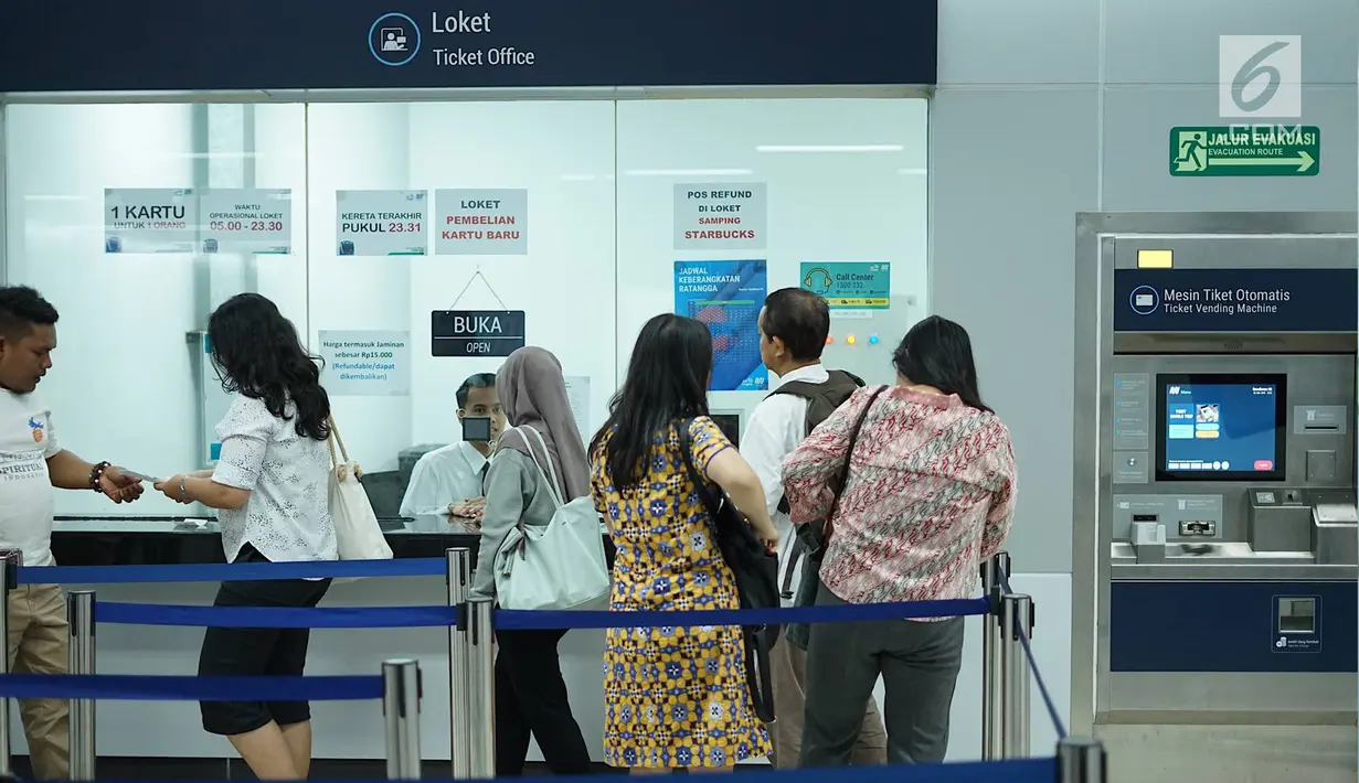 Penumpang mengantre di loket Stasiun MRT Bundaran HI, Jakarta, Jumat (24/5/2019). Transportasi massal MRT mulai beroperasi penuh kembali pascaaksi aksi 22 Mei menolak hasil Pemilu 2019 yang terjadi di Gedung Bawaslu beberapa hari terakhir. (Liputan6.com/Immanuel Antonius)