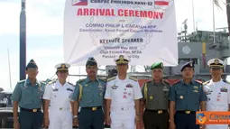 Citizen6, Davao City: Atase Pertahanan RI untuk Filipina, Kolonel laut (S) Djakaria P. Girsang dan Konsul Jenderal RI tiba di Dermaga Captain Feranil Pier, Naval Station Felix Apolinario, Davao City, Senin (1/5). (Pengirim: Badarudin Bakri)