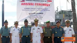 Citizen6, Davao City: Atase Pertahanan RI untuk Filipina, Kolonel laut (S) Djakaria P. Girsang dan Konsul Jenderal RI tiba di Dermaga Captain Feranil Pier, Naval Station Felix Apolinario, Davao City, Senin (1/5). (Pengirim: Badarudin Bakri)