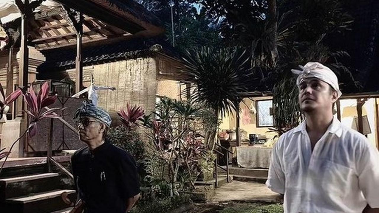 Malam sebelum perayaan Galungan dan Kuningan, Tjok Gus melaksanakan ritual bersama ayahnya, Tjokorda Kertayasa. Ayah dari suami Happy Salma adalah seorang bangsawan Ubud yang terkenal.<br>