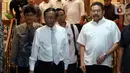 Menko Polhukam Mahfud Md dan Jaksa Agung ST Burhanuddin berjalan usai melakukan pertemuan tertutup di Kejaksaan Agung Jakarta, Rabu (20/11/2019). (Liputan6.com/Johan Tallo)