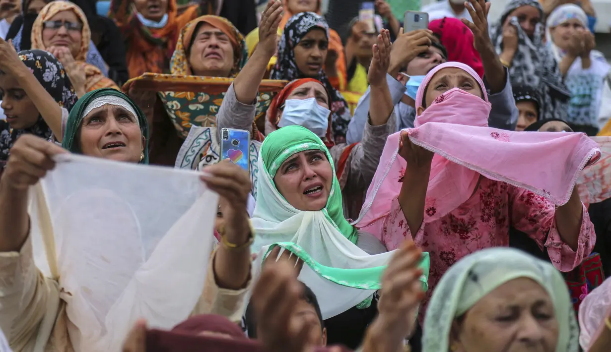 Muslim Kashmir memanjatkan doa saat imam (tak terlihat) menampilkan relik yang diyakini sehelai janggut Nabi Muhammad untuk memperingati Hari Martir Khalifah Umar bin Khattab di Masjid Hazratbal, Srinagar, Kashmir, India, Sabtu (7/8/2021). (AP Photo/Channi Anand)