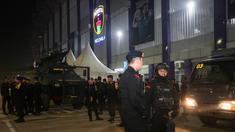 Sejumlah anggota kepolisian berjaga setelah laga lanjutan BRI Liga 1 2022/2023 antara Persita Tangerang melawan Persija Jakarta di Stadion Indomilk Arena, Tangerang, Selasa (28/03/2023). (Bola.com/Bagaskara Lazuardi)