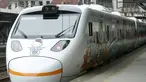 Kereta Taroko Ekspres yang bertemakan Hello Kitty terlihat di sebuah stasiun di Taipei, Taiwan, Senin (21/3). Kereta tersebut akan melakukan perjalanan perdananya dari Taipe ke Taitung. (REUTERS/Tyrone Siu)