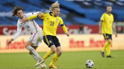 Gelandang Prancis, Adrien Rabiot, berebut bola dengan pemain Swedia, Emil Forsberg, pada laga UEFA Nations League di Friends Arena, Minggu (6/9/2020). Prancis menang 1-0 atas Swedia. (Christine Olsson/TT via AP)