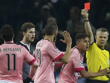 Pemain Juventus, Hernanes menerima kartu merah pada laga Liga Champions melawan Gladbach di Stadion Borussia Park, Jerman, Selasa (3/11/2015). Kedua tim bermain imbang 1-1. (Reuters/Ina Fassbender)