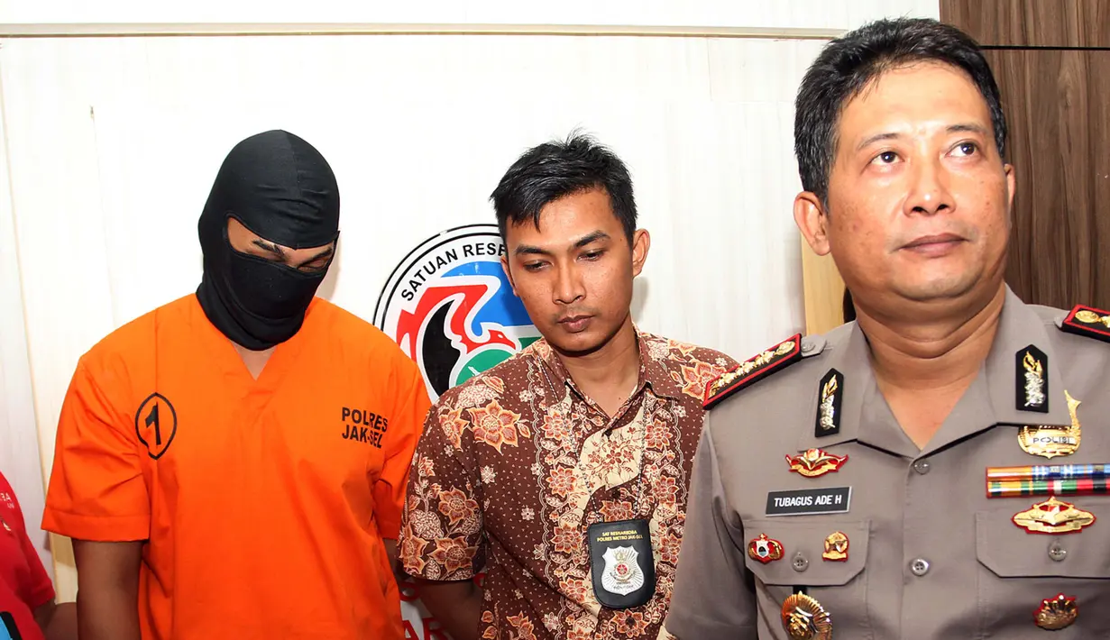 Sekedar informasi, Happy Five merupakan jenis obat psikotropika yang mempunyai potensi ketergantungan. Efeknya bisa kehilangan kesadaran, ganguan penglihatan, sulit bicara dan ganguan syaraf. (Deki Prayoga/Bintang.com)