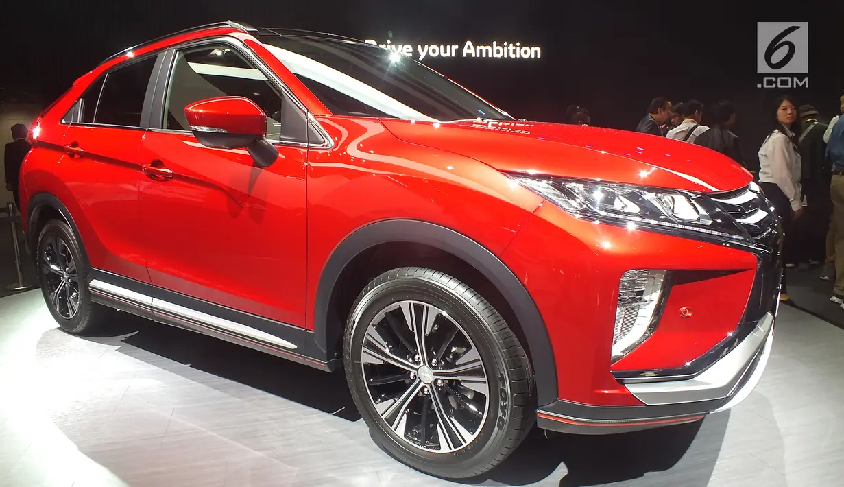 Mitsubishi Motors Corporation memajang Mitsubishi Eclipse Cross pada ajang Tokyo Motor Show ke-45 di Tokyo Big Sight, Jepang, Rabu (25/10). Eclipse Cross adalah kendaraan SUV kompak yang memadukan karakter mobil coupe. (Liputan6.com/Edu Krisnadefa)
