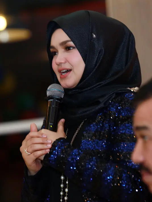 "Alhamdulillah. Seneng sekali. Saya sendiri memahami kalau suami ga seneng, malu di depan (kamera)," kata Siti Nurhaliza di KFC Kemang, Jakarta Selatan. (Deki Prayoga/Bintang.com)