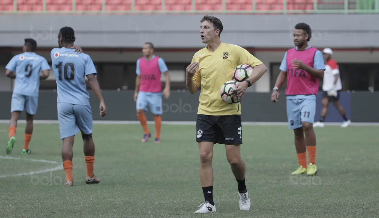 Pelatih Timnas Fiji, Christope Gamel, memimpin latihan jelang laga melawan Indonesia di Stadion Patriot, Bekasi, Jumat, (1/9/2017). Fiji akan menjalani laga Persahabatan melawan Indonesia. (Bola.com/M Iqbal Ichsan)