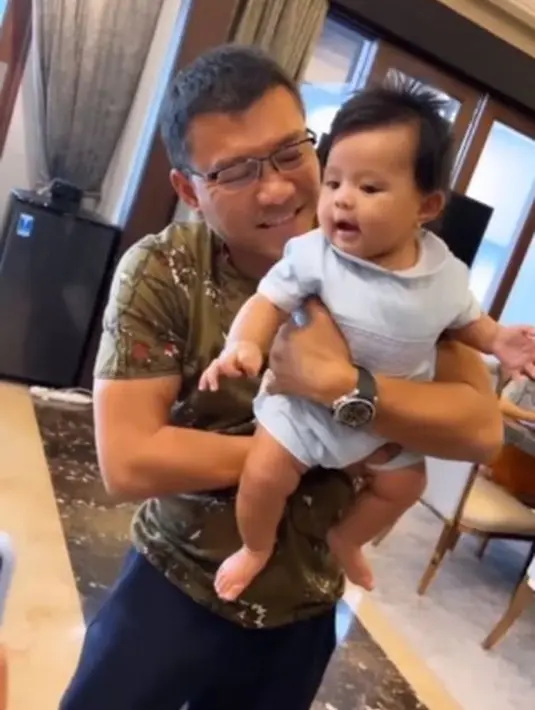 Baby Ameena sendiri terlihat begitu menikmati momen kebersamaan dengan sang kakek. Begini tawa manisnya yang terus menghiasi wajah cantiknya saat digendong Anang Hermansyah.(instagram.com/ananghijau)