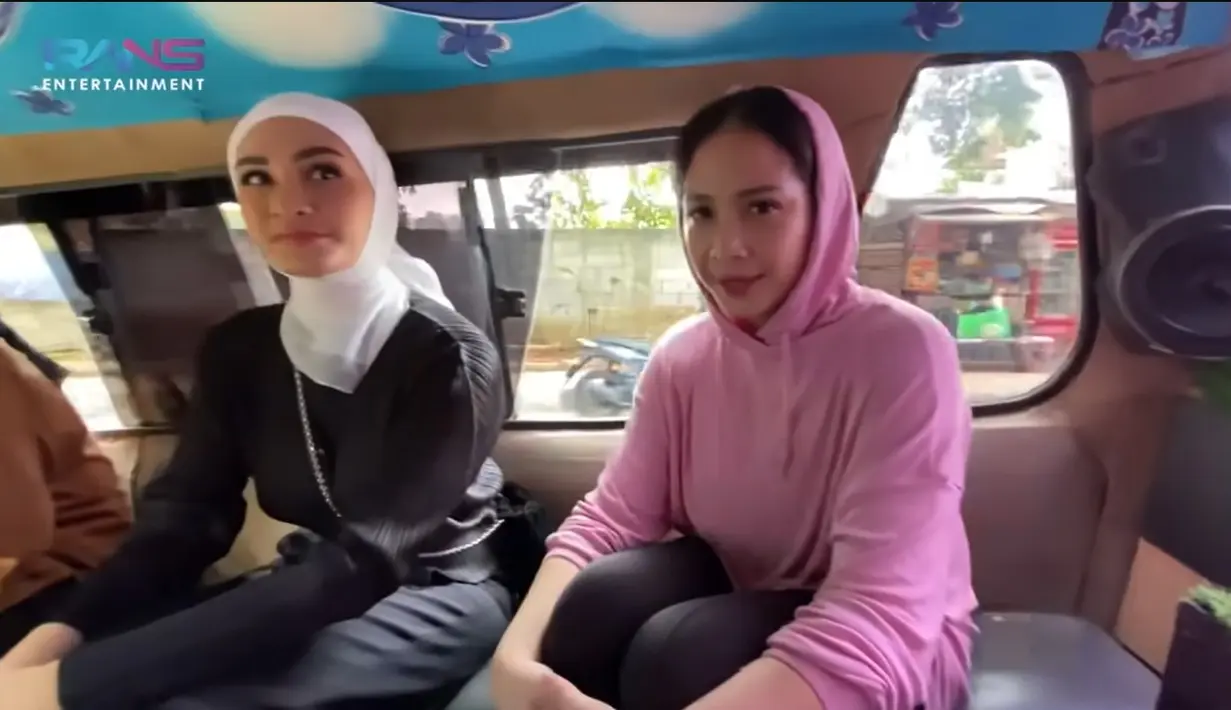 Anak artis dan pengusaha itu tampak senang naik angkot bersama Putri Zulhas. Bisa merasakan angin yang masuk dari jendela. "Enak ya, semeriwing ya," kata Nagita dilansir dari kanal Youtube Rans Entertainmen. [Youtube/Rans Entertainment]